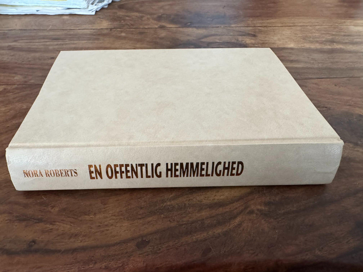 En offentlig hemmelighed Nora Roberts