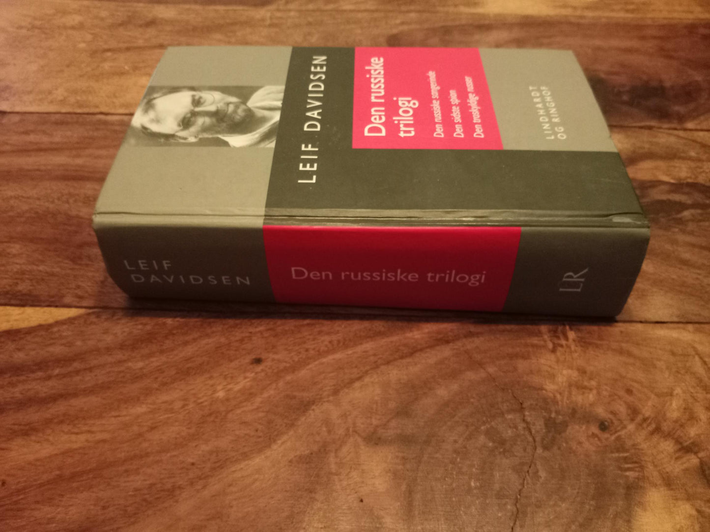Den russiske trilogi leif davidsen Lindhardt og Ringhof