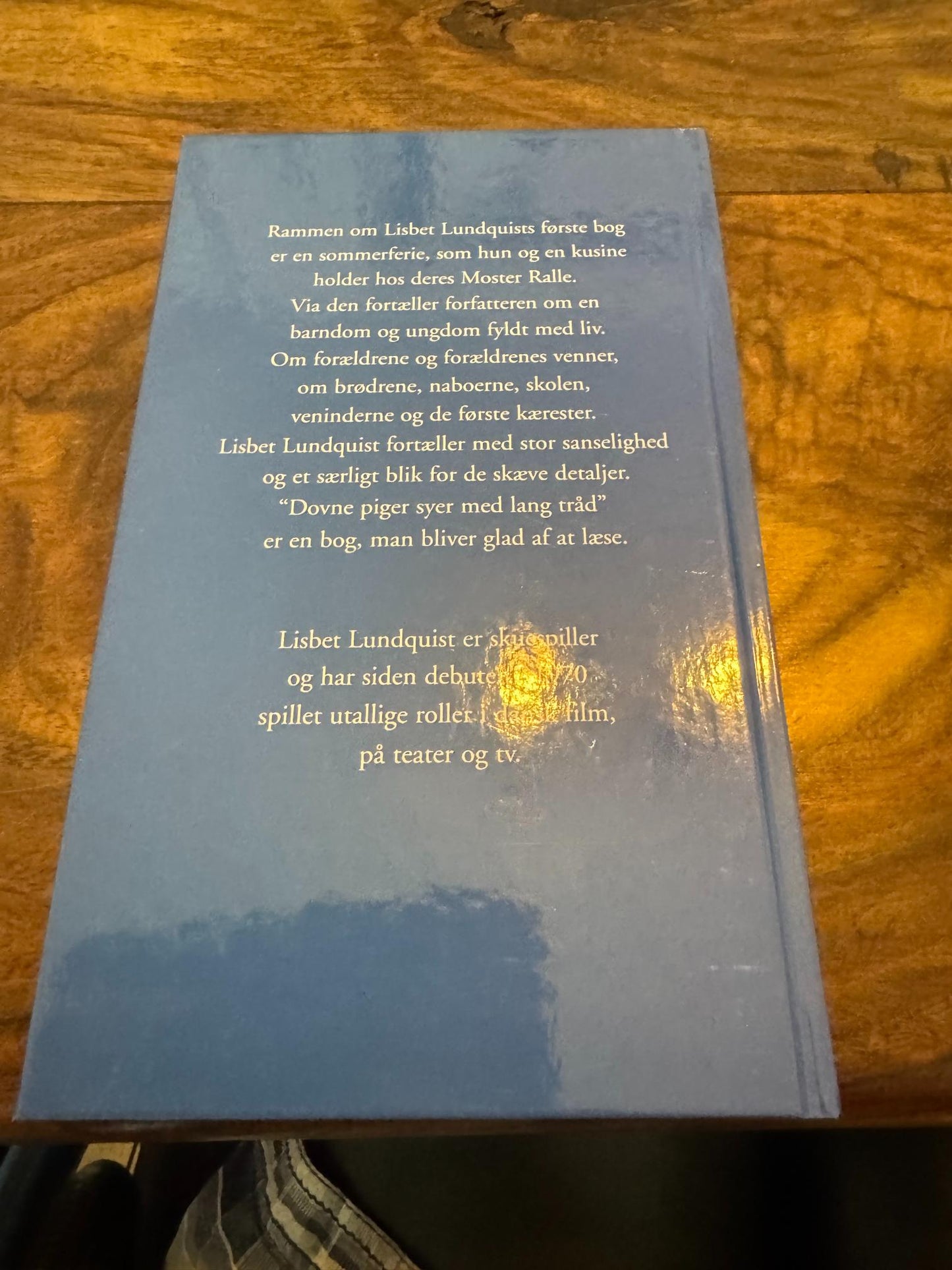 Dovne piger syer med lang tråd Lisbet Lundquist
