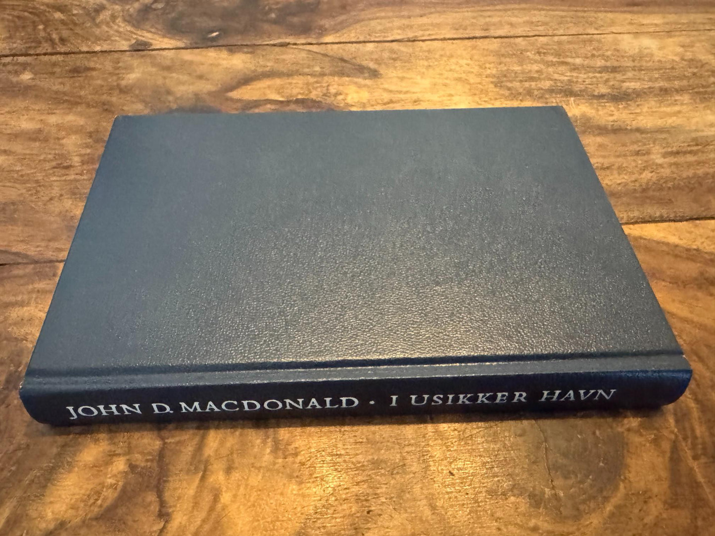 I Usikker Havn John D. MacDonald