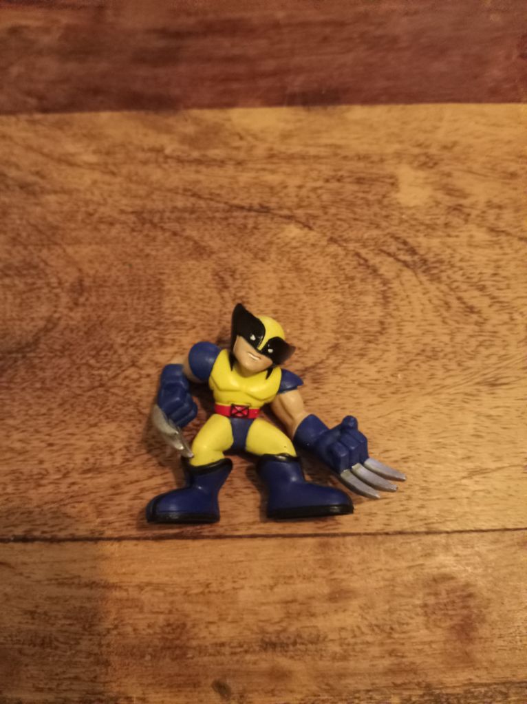 Marvel Super Hero Squad WOLVERINE Yellow & Blue Costume w/ Claws Forward X-Men
