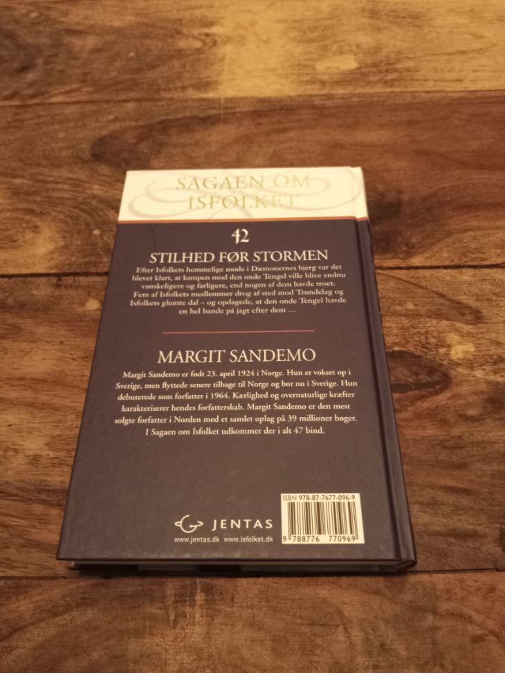 Stilhed før stormen Isfolket # 42 Sagaen om Isfolket Hardcover Margit Sandemo 2012
