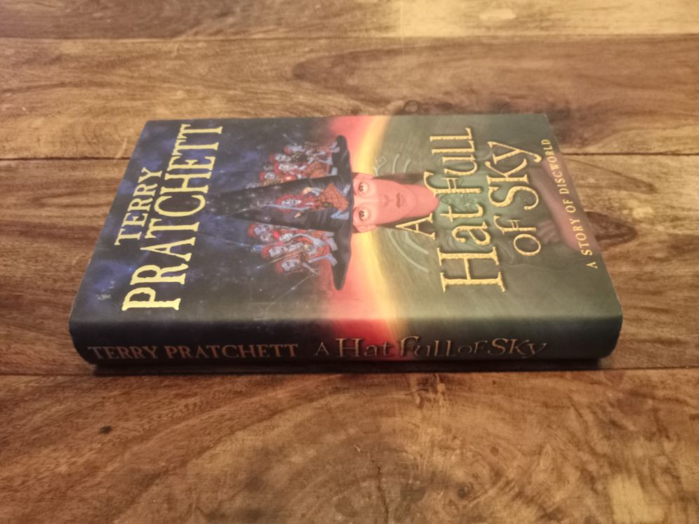 A Hat Full of Sky A Discworld Novel #32 Terry Pratchett 2004