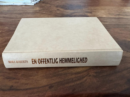 En offentlig hemmelighed Nora Roberts