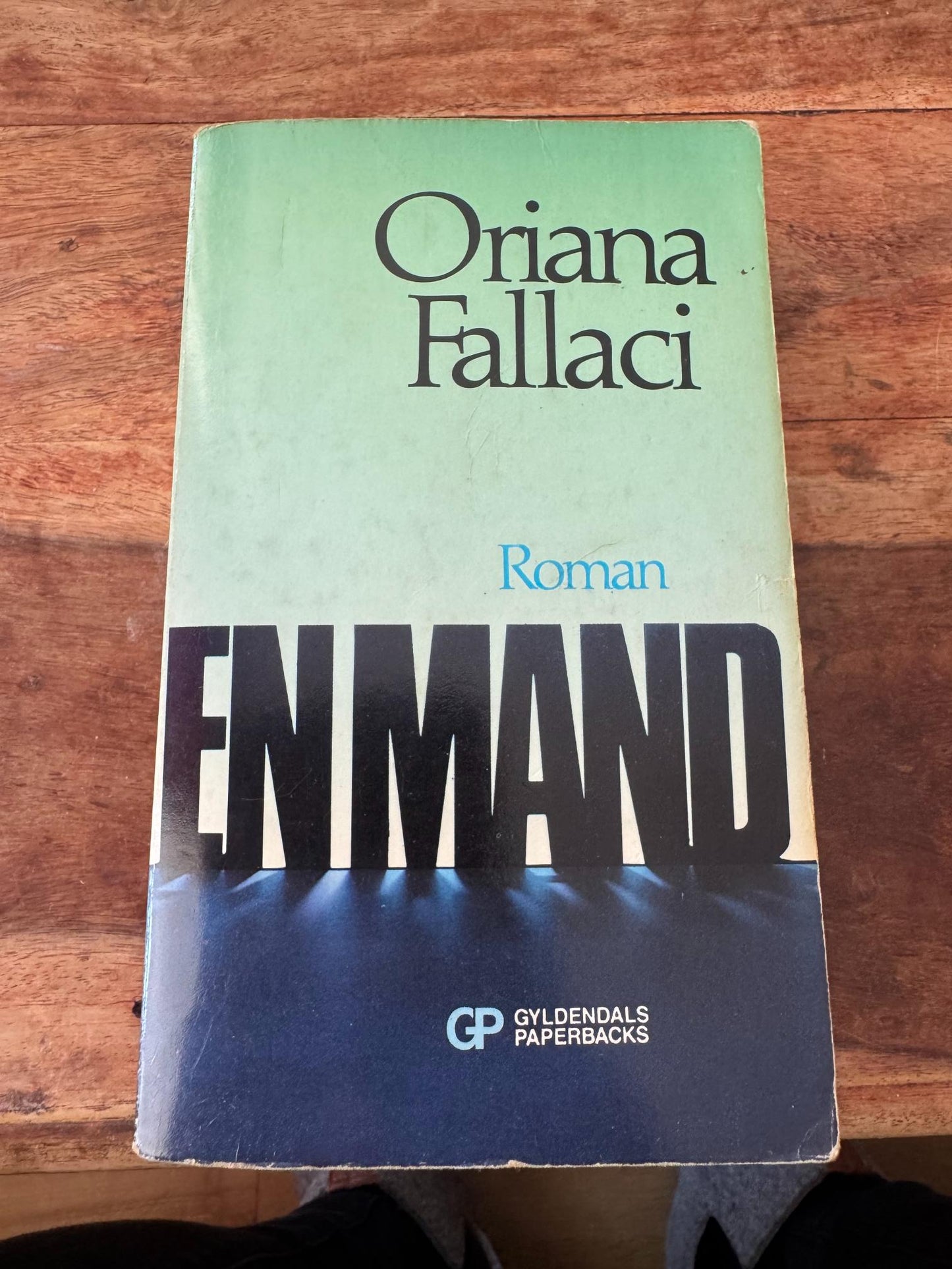 En mand Oriana Fallaci