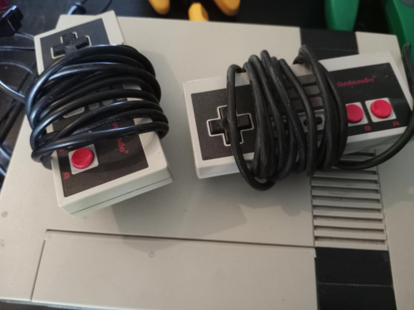 Nintendo NES Original Console 2 Controllers