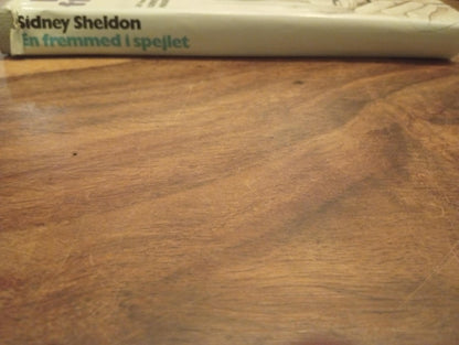 En fremmed i spejlet Sidney Sheldon 1984