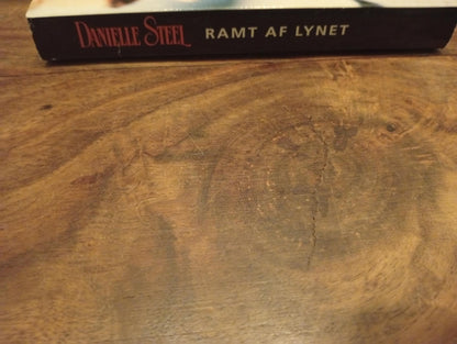 Ramt af lynet Danielle Steel Egmont 1997