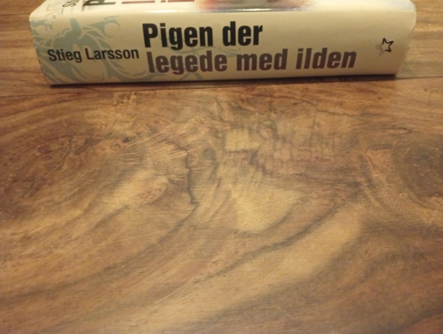 Pigen der legede med ilden Modtryk 2008