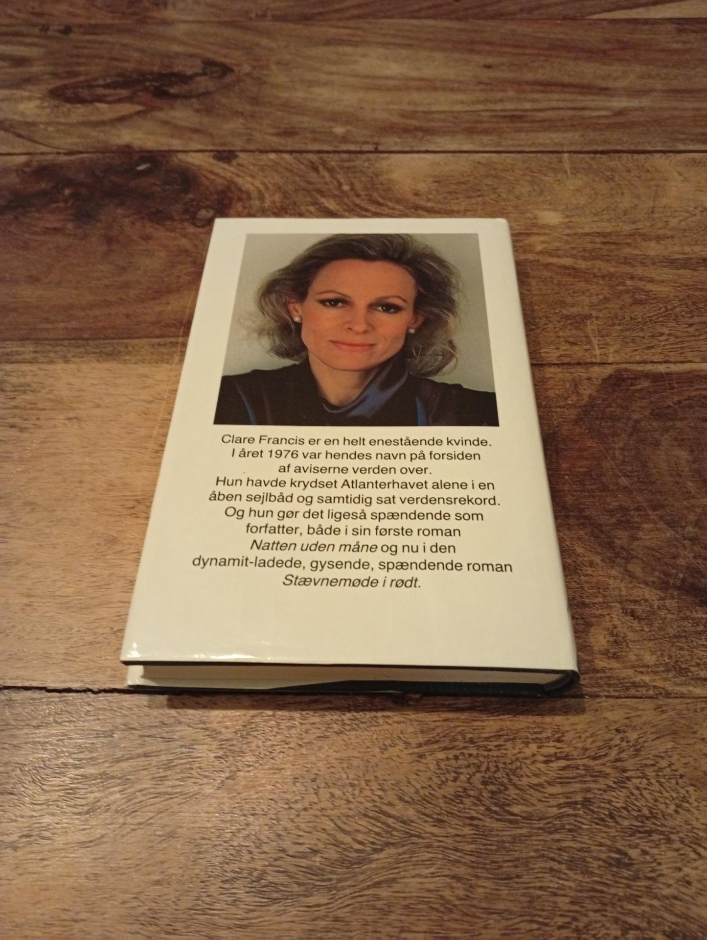 Stævnemøde i rødt Clare Francis