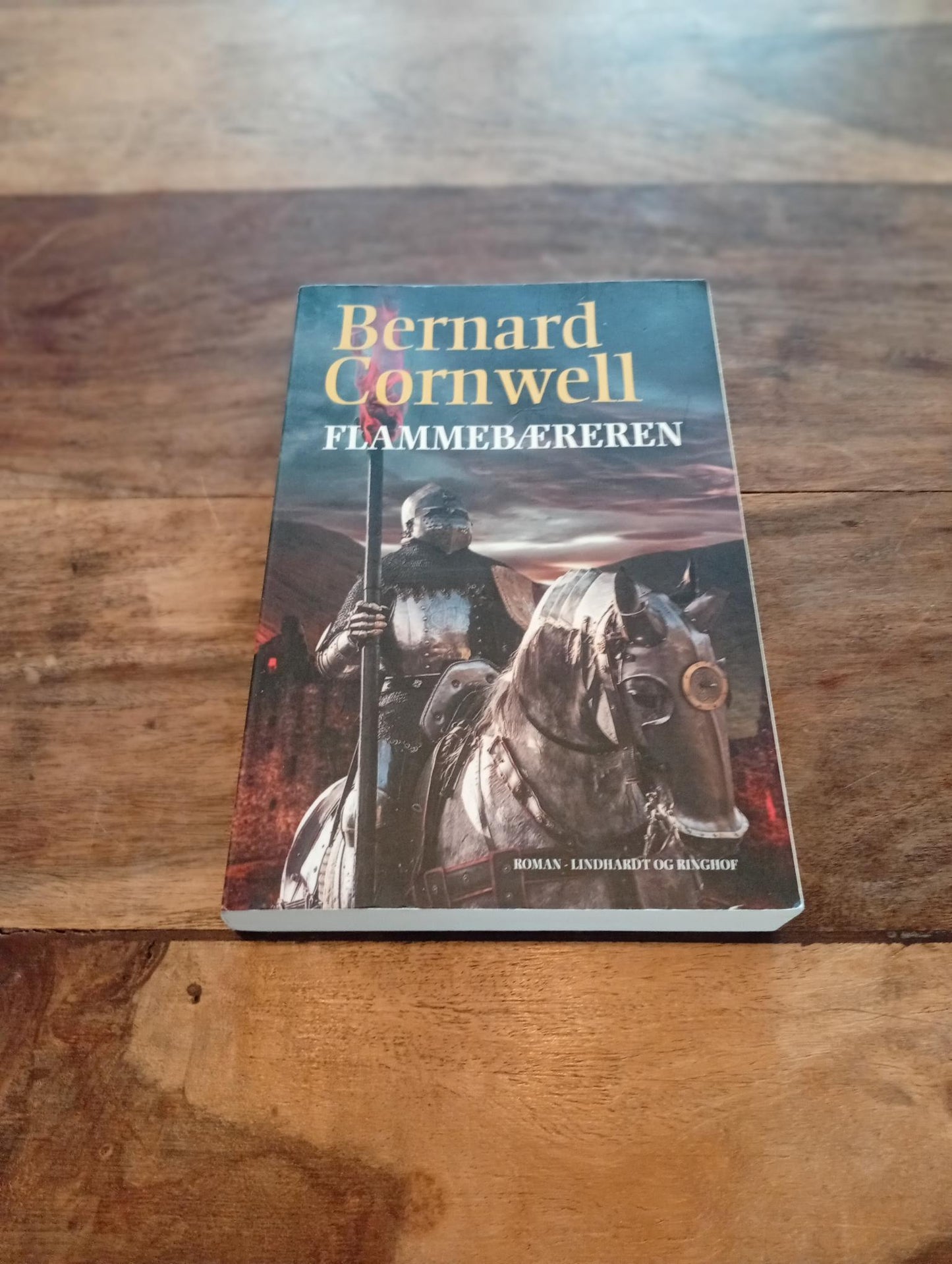 Flammebæreren Det sidste kongerige Del 10 Bernard Cornwell 2019 - AllRoleplaying.com