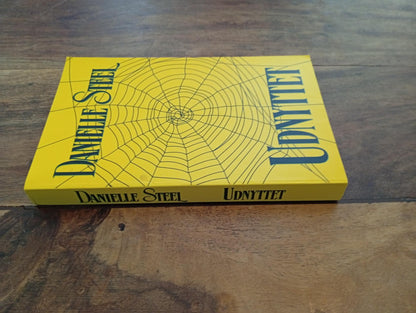 Udnyttet Danielle Steel 2001