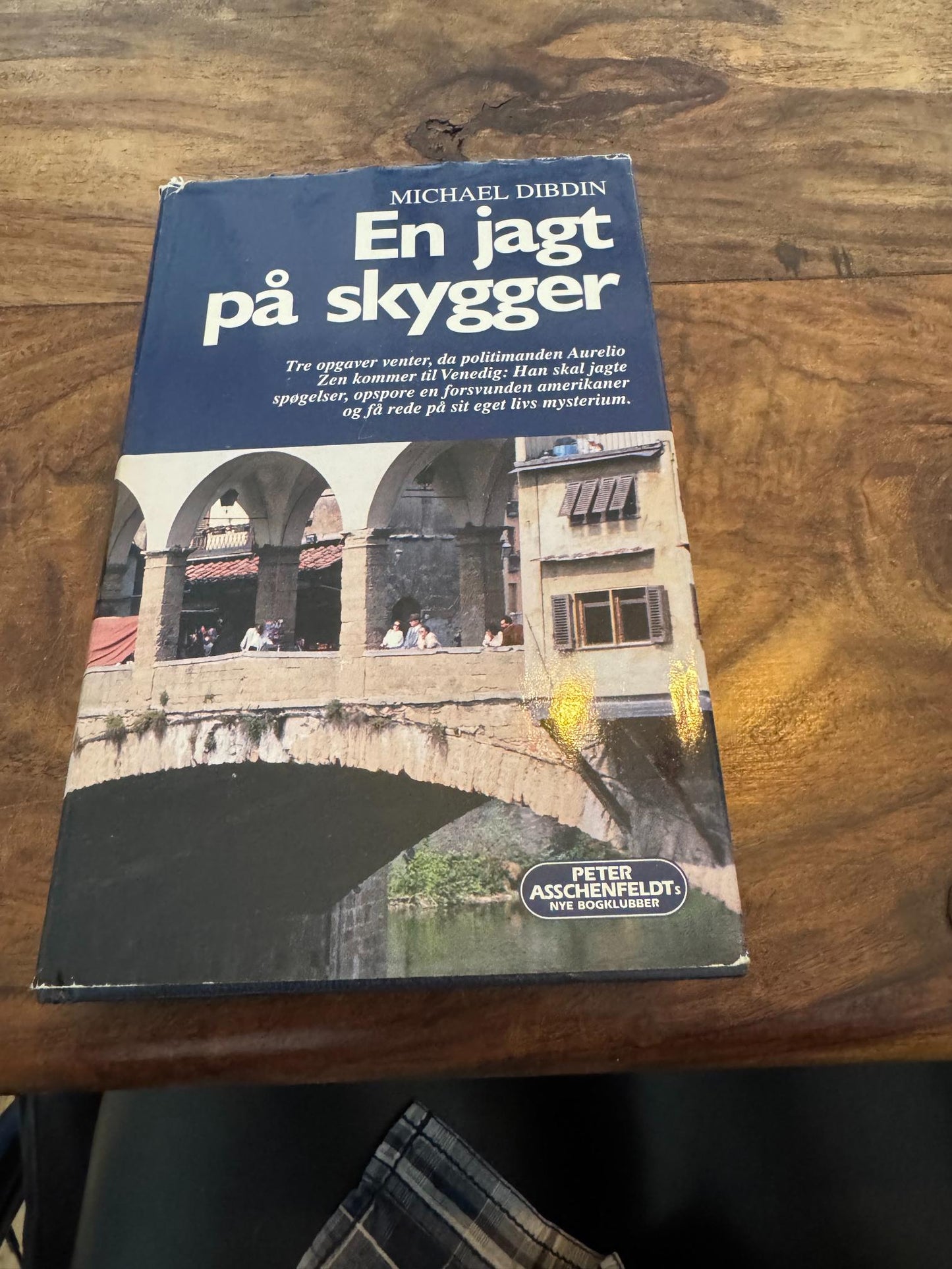 En jagt på skygger Michael Dibdin