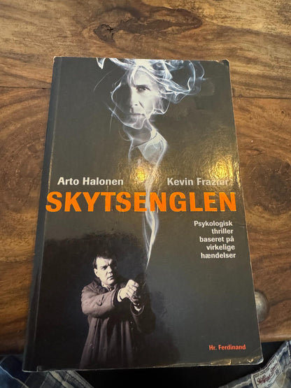 Skytsenglen spændingsroman Arto Halonen - Kevin Frazier