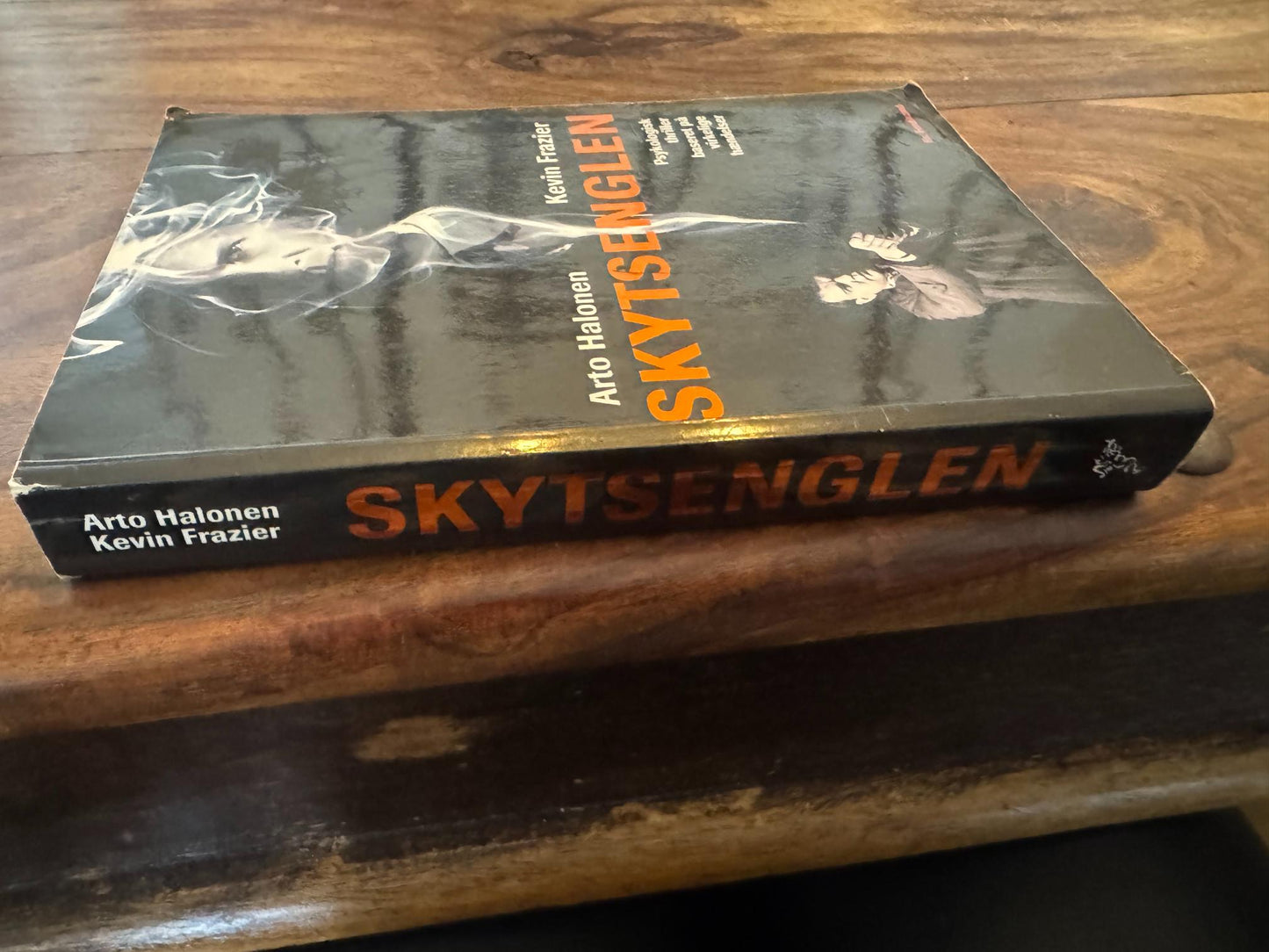 Skytsenglen spændingsroman Arto Halonen - Kevin Frazier