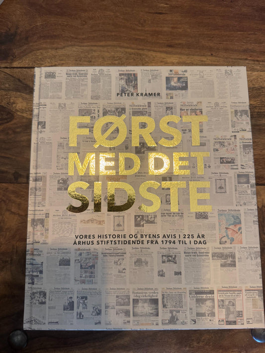Først med det sidste Vores historie og byens avis i 225 år Peter Kramer