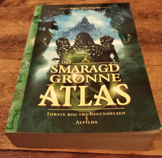 Det Smaragdgrønne Atlas Bøger fra Begyndelsen #1 John Stephens 2015